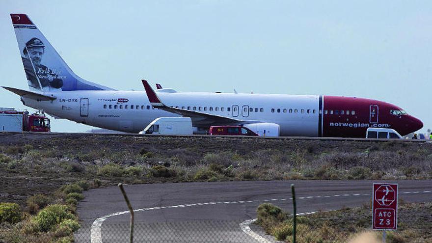 Vehículos de bomberos y Aena atienden el boeing de Norwegian en la pista