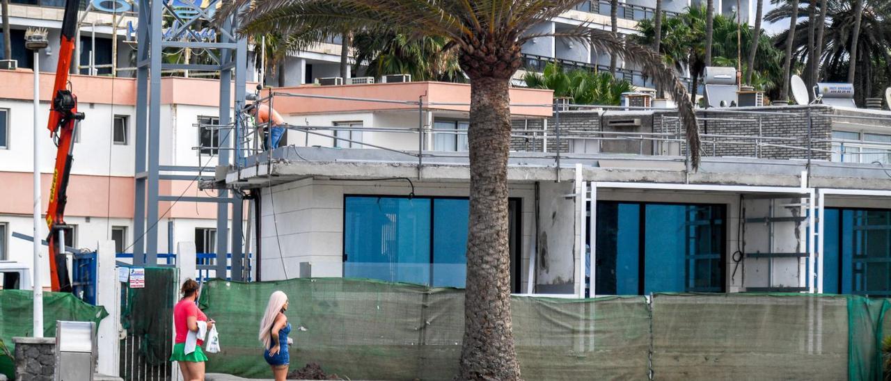 Obras, en el mes de junio de 2020, en el complejo de apartamentos de la urbanización Oasis de Maspalomas. | | JUAN CASTRO