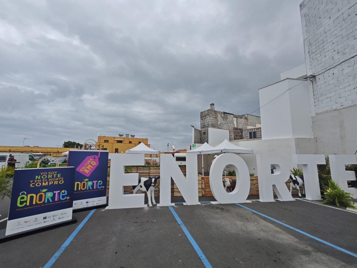 Carteles promocionales de Enorte, en La Quinta de Gáldar.