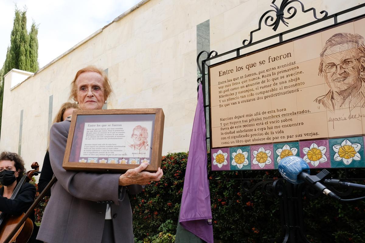 María Victoria Atencia fue homenajeada con el descubrimiento de uno de sus poemas en el Cementerio de San Miguel.