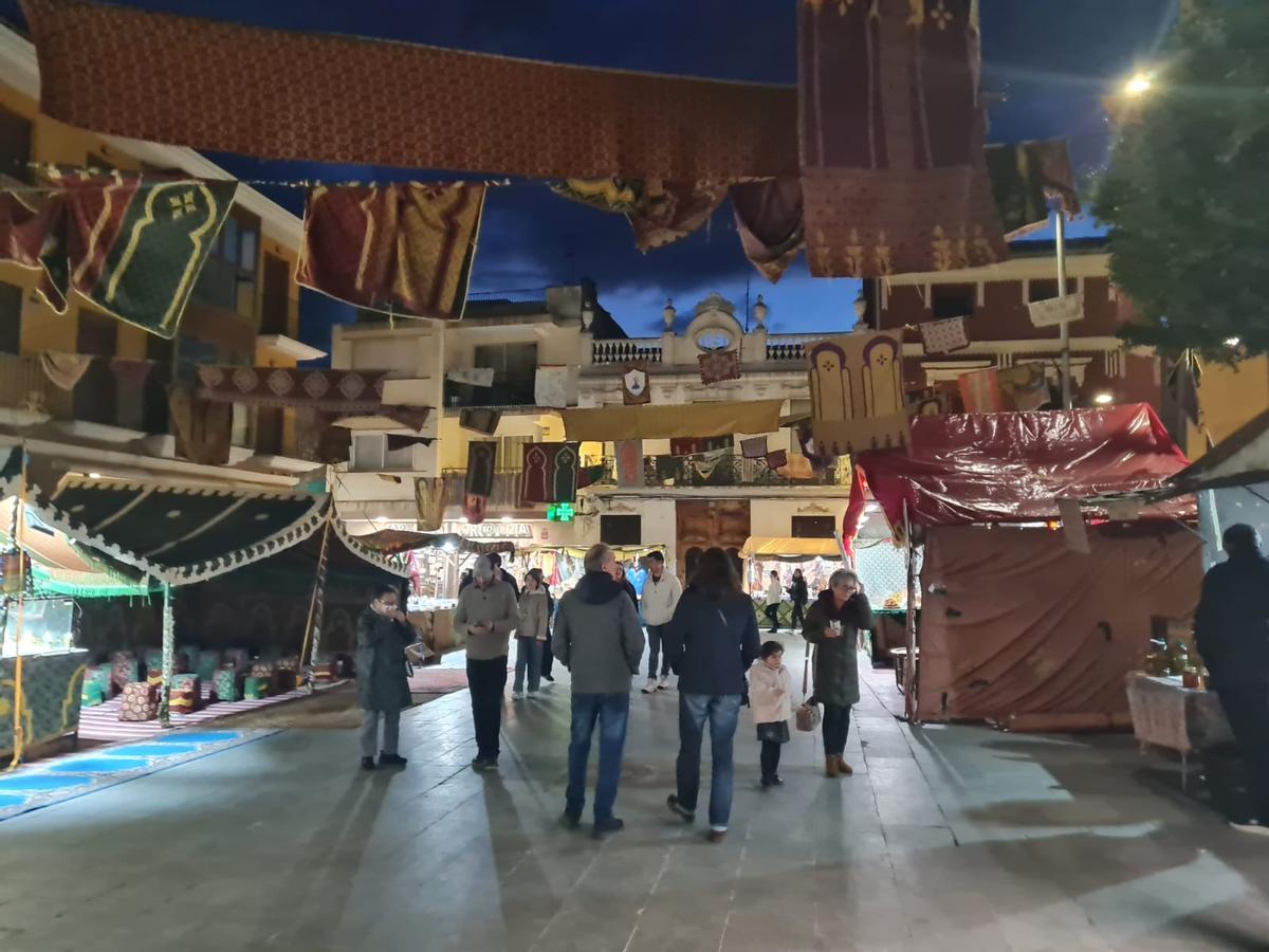 Los primeros visitantes se acercan al mercado renacentista.