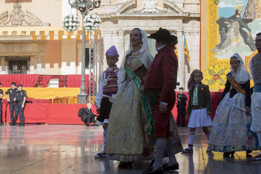 Desfile de las falleras mayores de las diferentes comisiones durante la procesión general de la Mare de Déu dels Desemparats.