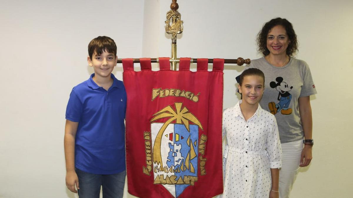 El nuevo banderín, Pablo Espinosa, junto a la Bellea del Foc infantil y la presidenta de Federació.