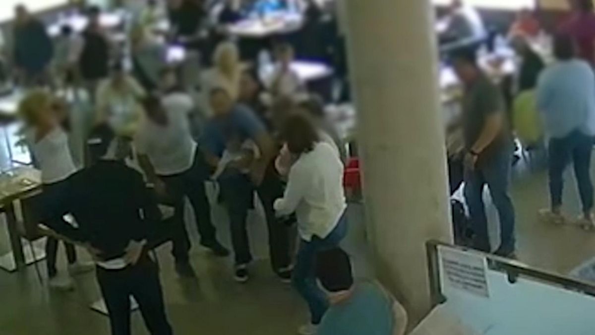Un policía fuera de servicio salva la vida a una niña de 2 años que se había atragantado