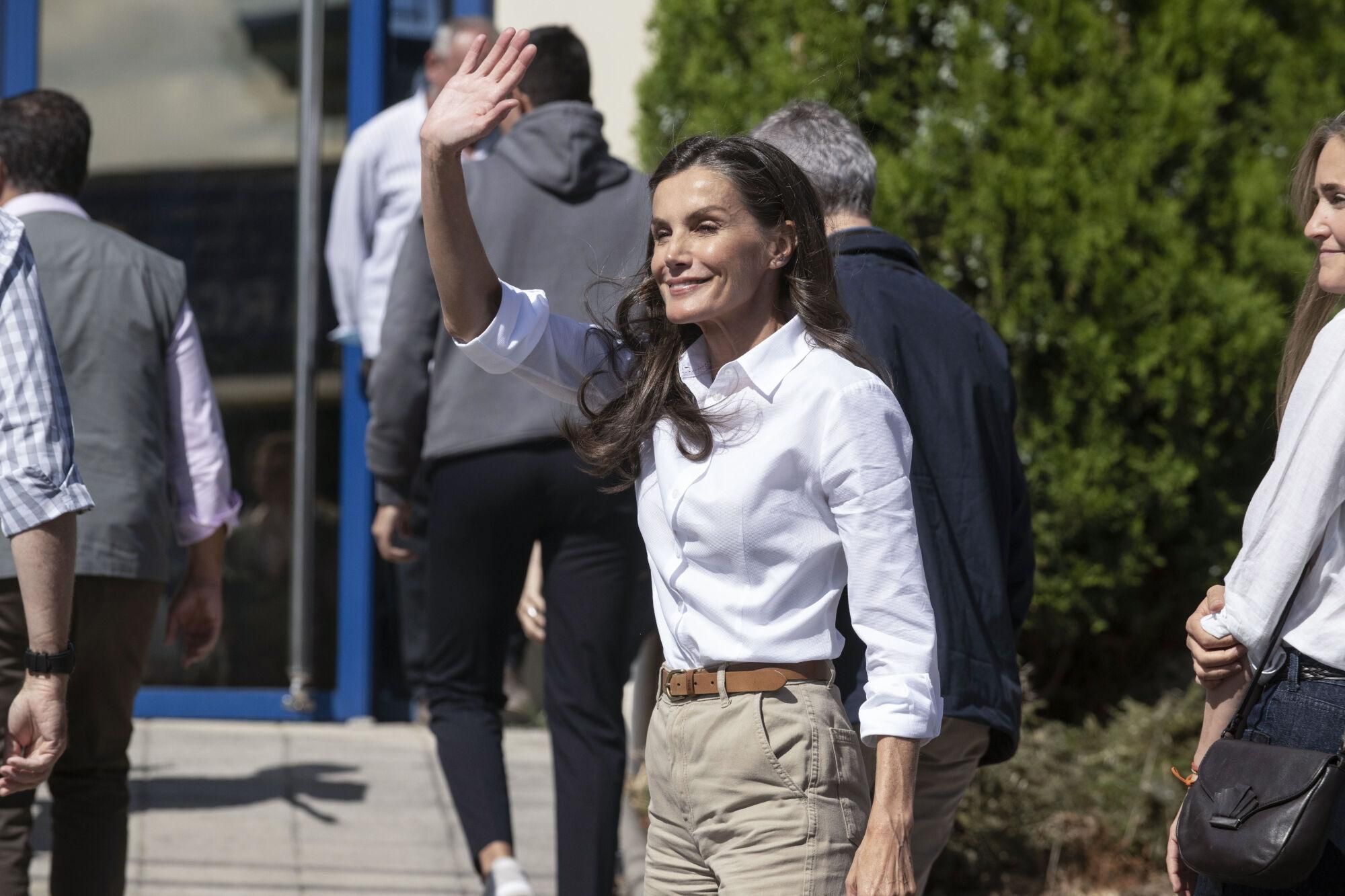 VERÍN (OURENSE), 28/08/2025.- La reina Letizia saluda a la llegada de los reyes al Centro de Coordinación del Distrito Forestal XIV de Verín (Ourense), este jueves, para conocer de primera mano los daños causados por los incendios forestales en la provincia gallega y saludar a los efectivos que participaron en las tareas de extinción. EFE/ Brais Lorenzo
