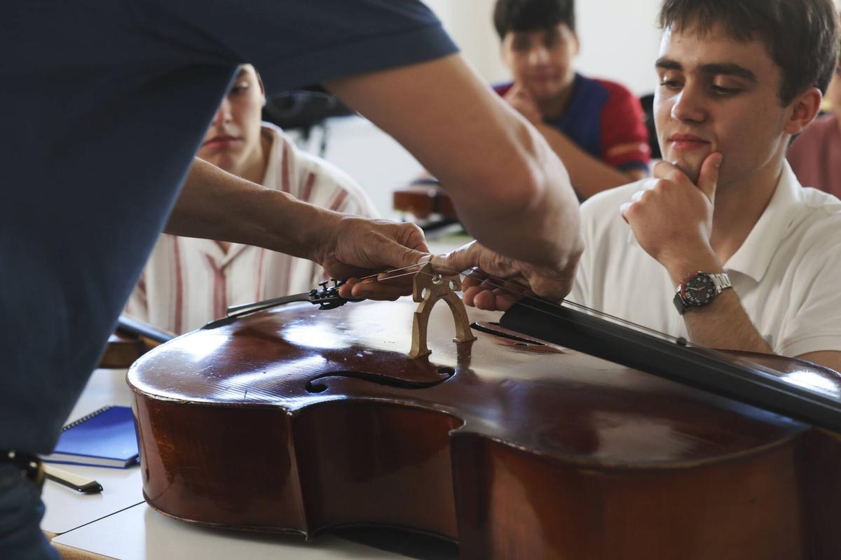 En imágenes: La última sesión del taller de luthería en el conservatorio de Avilés