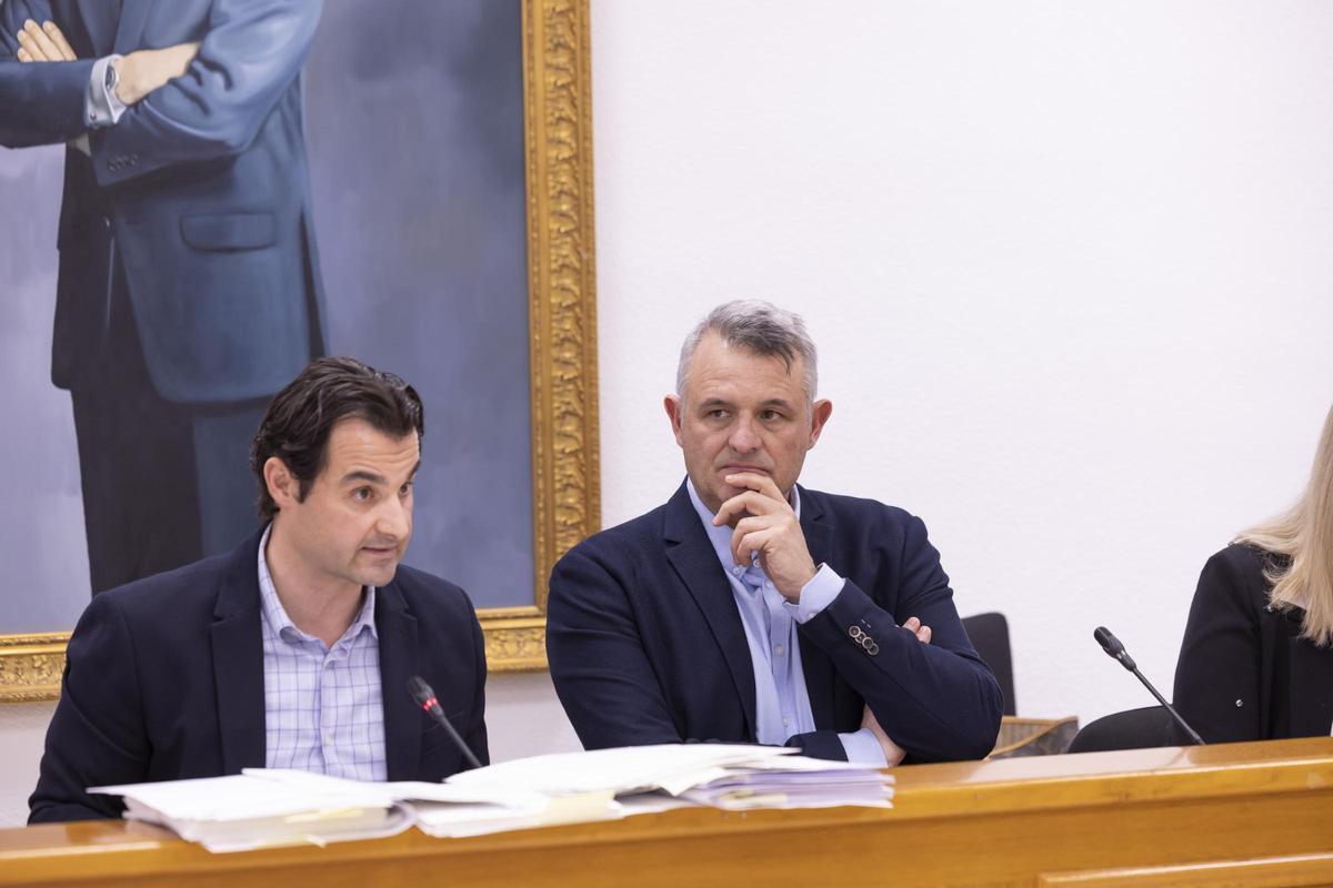 Eduardo Dolón, alcalde de Torrevieja, preside el pleno del Ayuntamiento junto al secretario general, en una imagen de archivo