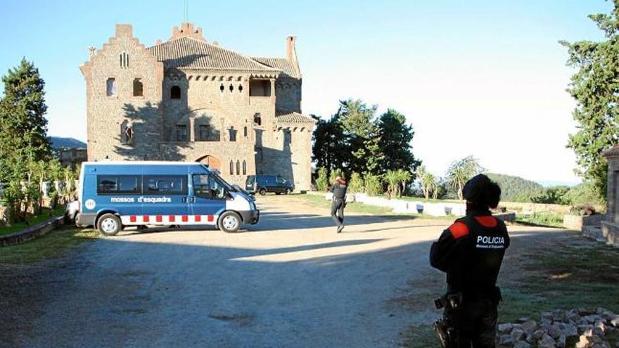 Mossos d&#039;Esquadra ahir al matí a l&#039;entrada de la finca de Rocabruna, on es va produir les detencions