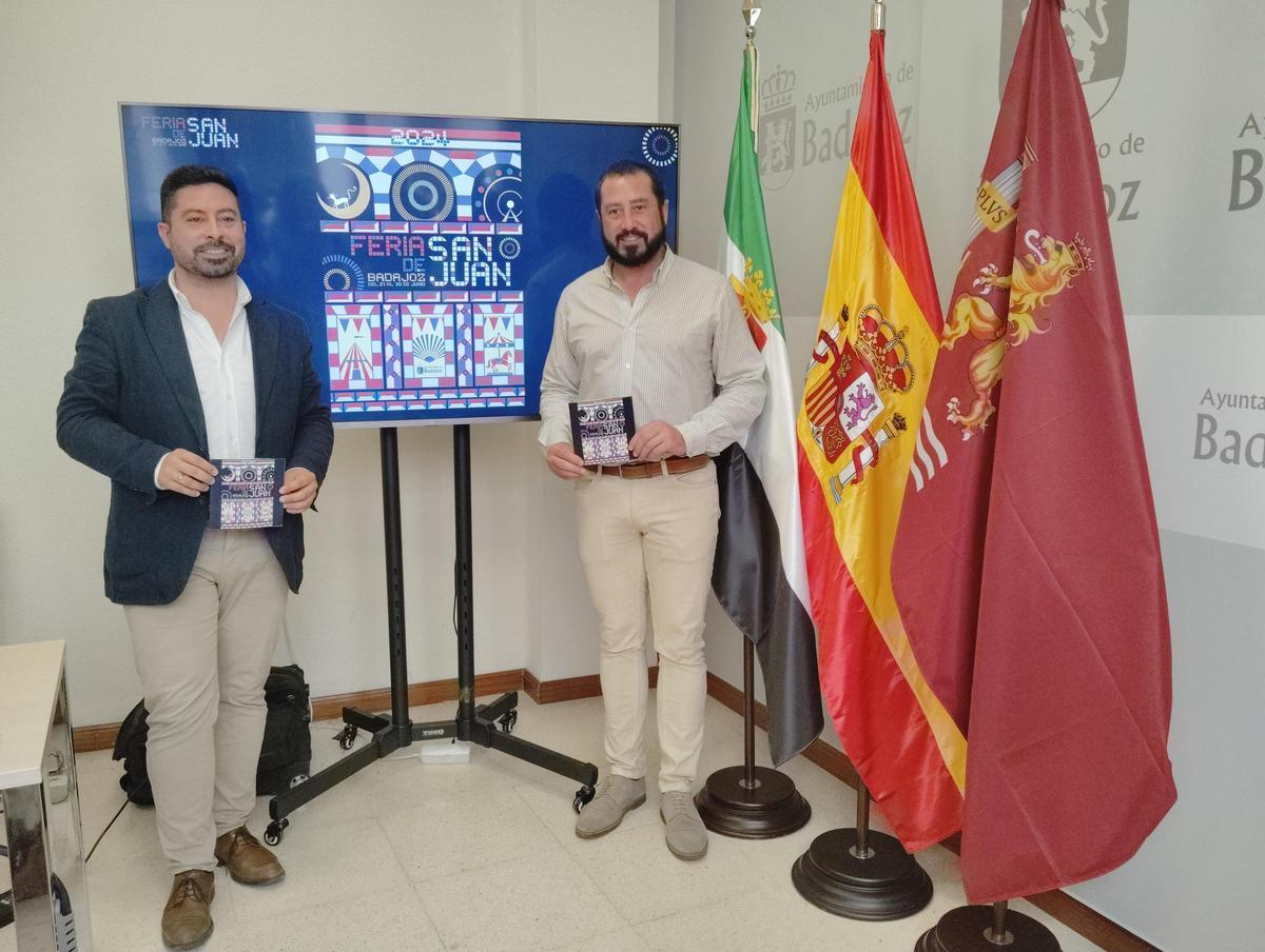 Casablanca y Hernán García, gerente de Ferias y Fiestas, durante la presentación de la Feria de San Juan de Badajoz.