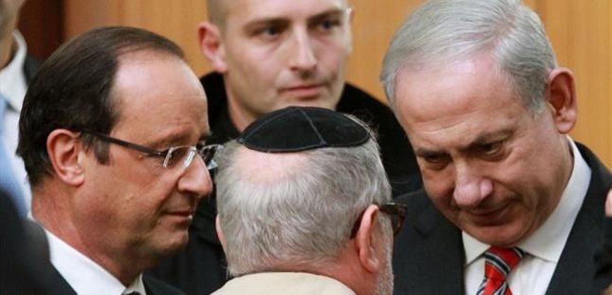 Hollande (dreta) i Netanyahu /(esquerra), amb un membre no identificat de la comunitat jueva, a l’escola Ozar Hatorah.