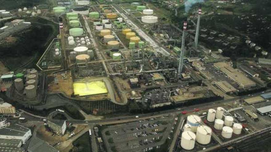 Refinería de Repsol Petróleo, con la planta de Repsol Butano al fondo a la izquierda y la de CLH en primer plano a la derecha. / carlos pardellas