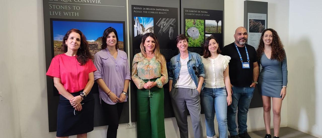 La consejera insular de Turismo, María Isabel Méndez, junto a las guionistas y el equipo del área.