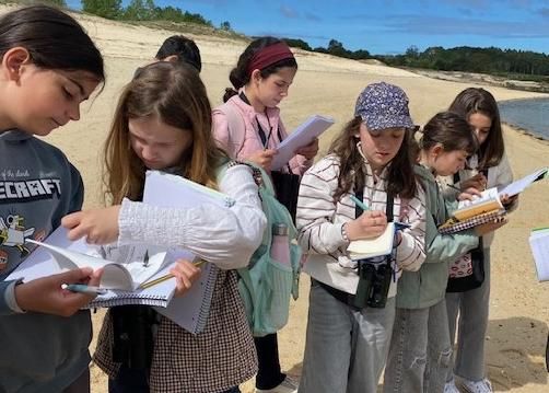 Niñas de O Grove en una actividad medioambiental reciente, organizada por el Concello.