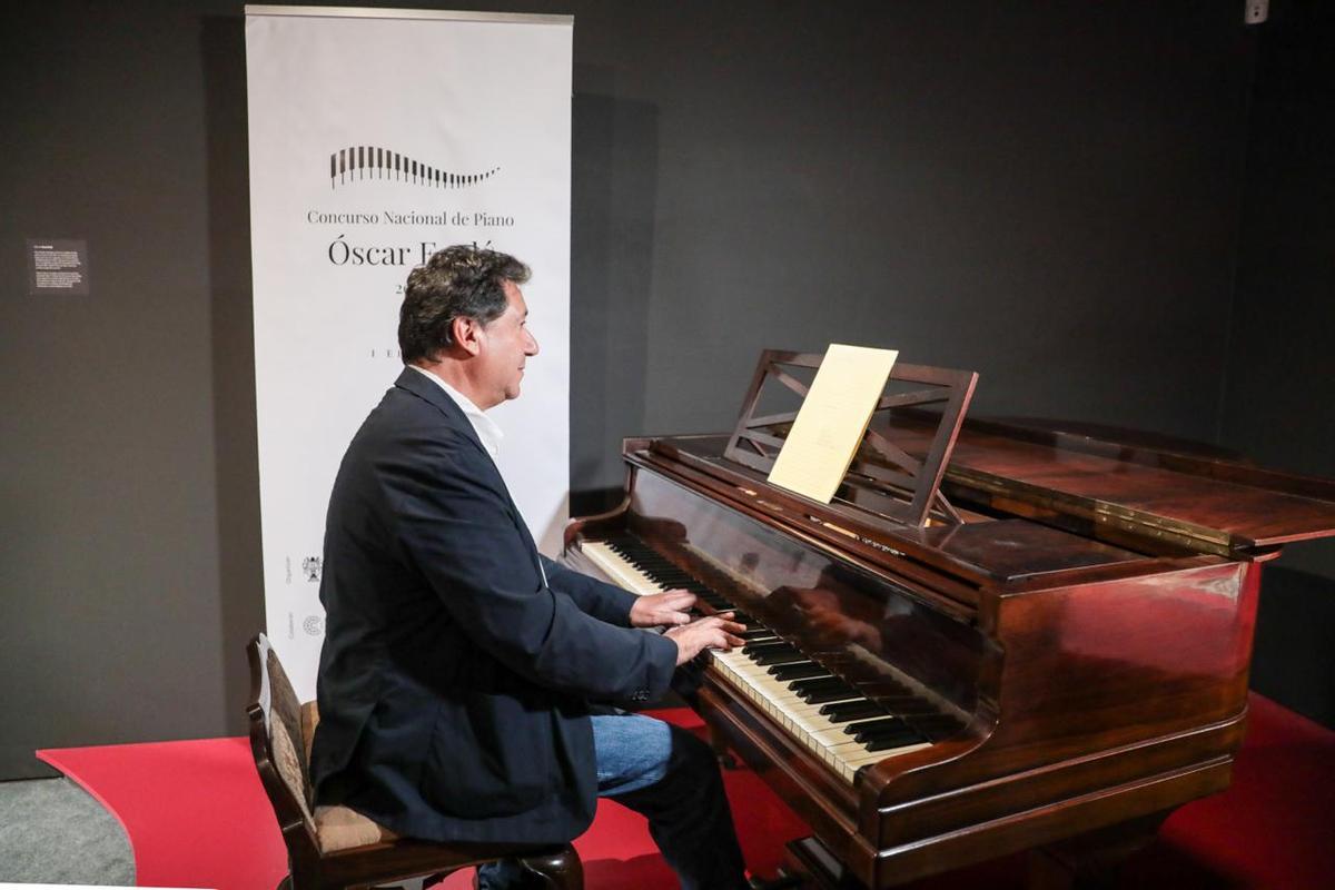 El director del Conservatorio Superior de Música ÓScar Esplá, Jesús Gómez, toca el piano del músico alicantino en la Fundación Mediterráneo