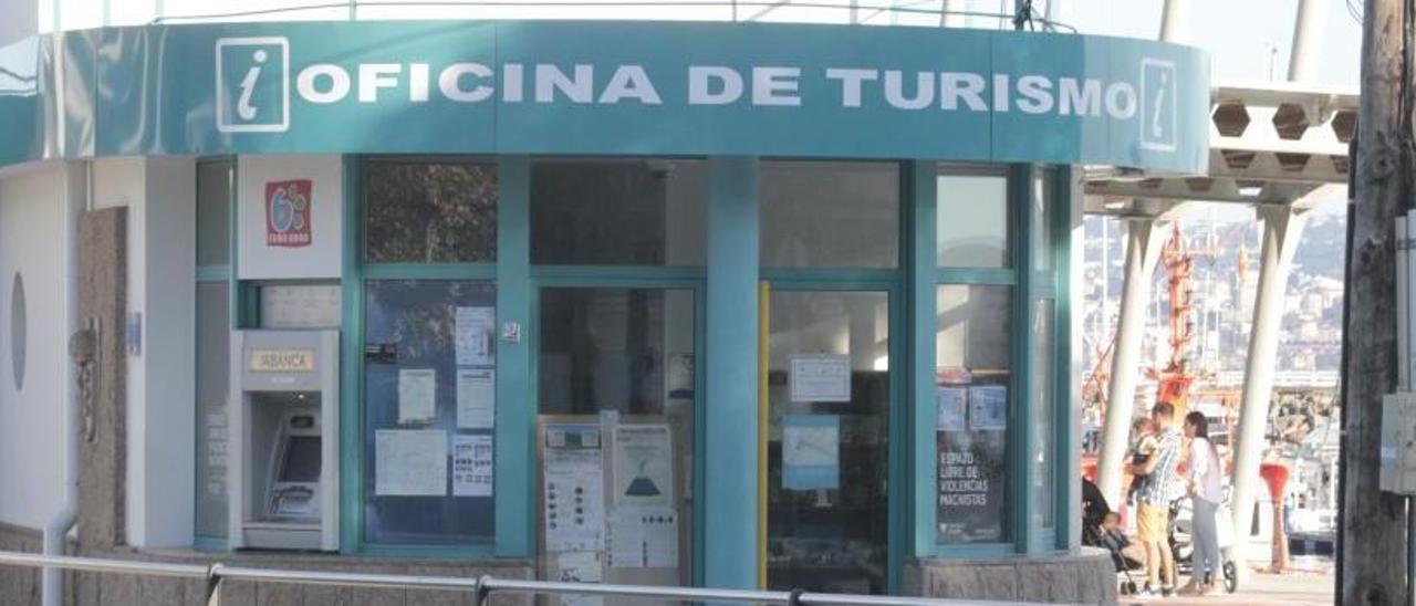 Oficina de turismo en la estación marítima de Cangas.   | // S.Á.
