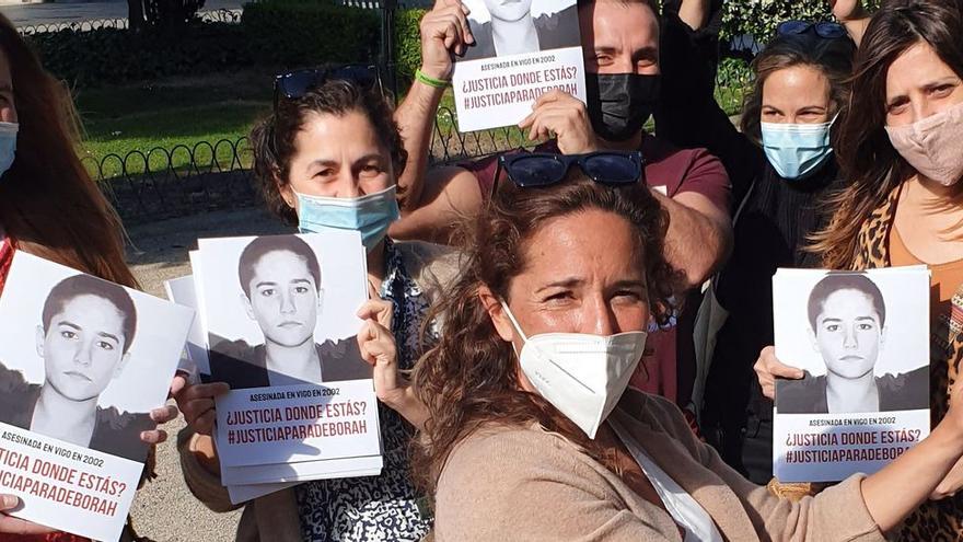 La hermana de la víctima y colaboradores, distribuyendo carteles pidiendo justicia para Déborah.