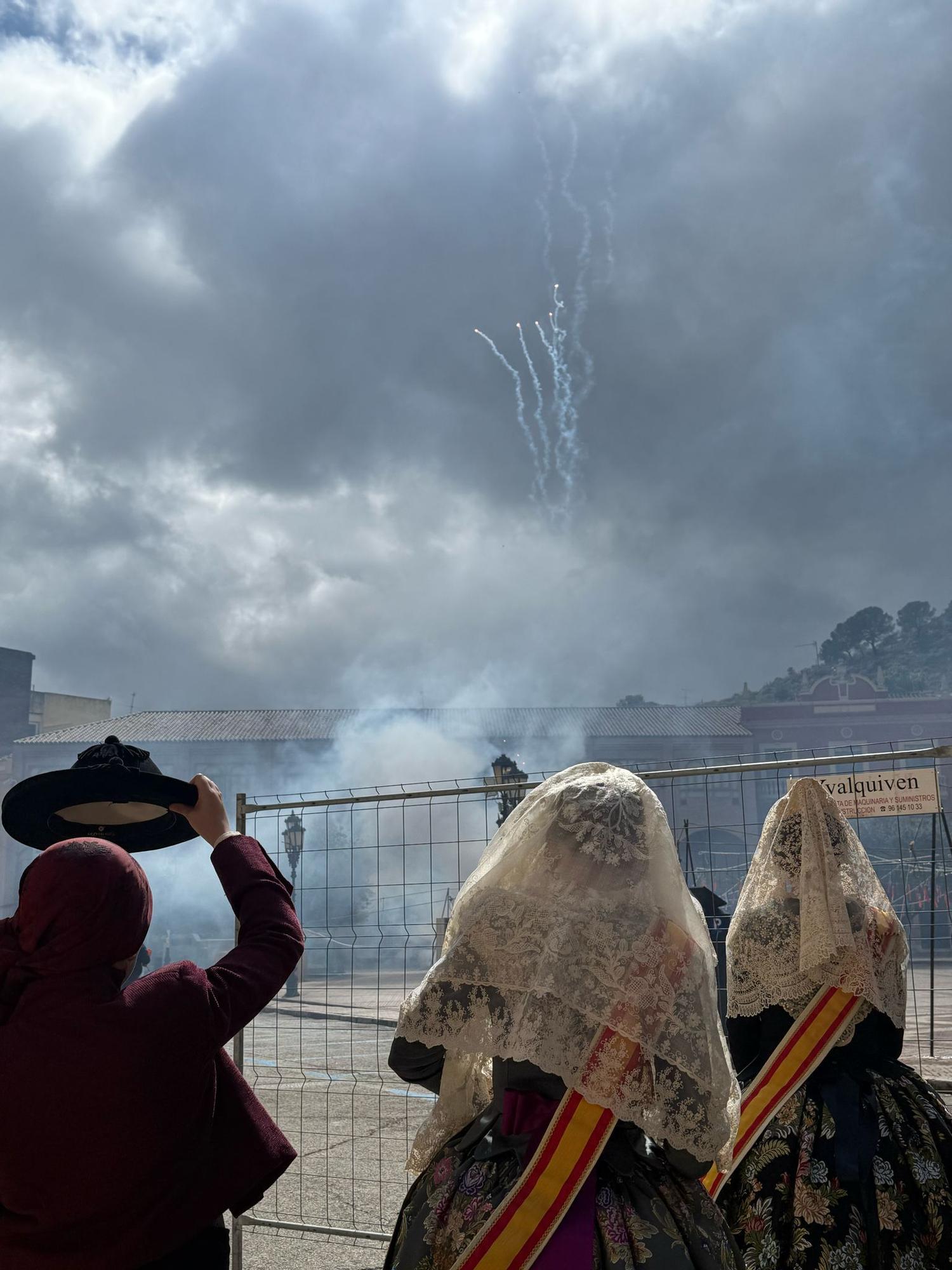 Las seis comisiones de Llíria celebran la ofrenda floral a la Virgen de la Asunción