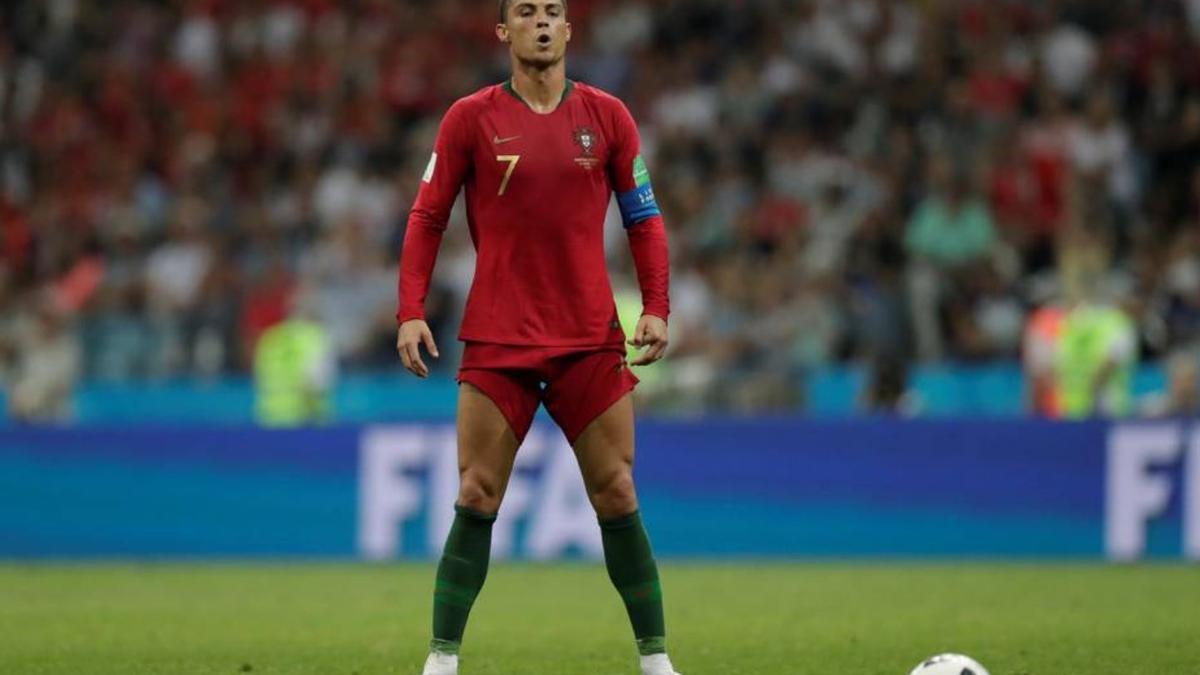 Cristiano se concentra, empieza la carrera... y ¡casi la saca del estadio! La falta del portugués que serviría para la MLB