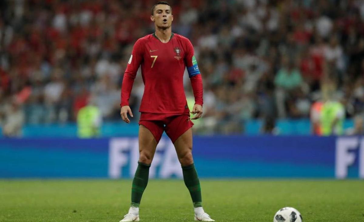 Cristiano se concentra, empieza la carrera... y ¡casi la saca del estadio! La falta del portugués que serviría para la MLB