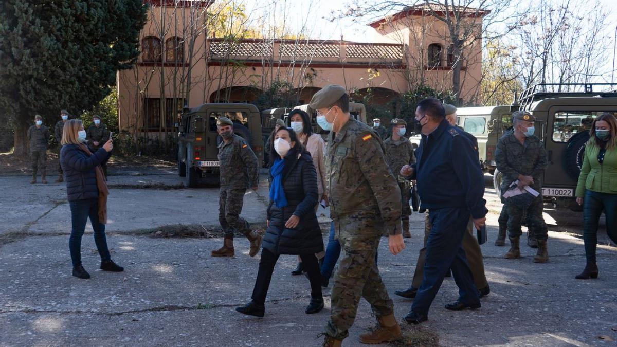 Margarita Robles y el JEME, el teniente coronel Amador Enseñat, caminan por el cuartel.