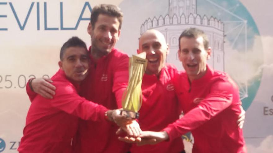 Nacho Cáceres, Octavio Sanchis y Luis Félix Martínez, junto a Rafael Martínez, tras ganar por clubes en Sevilla