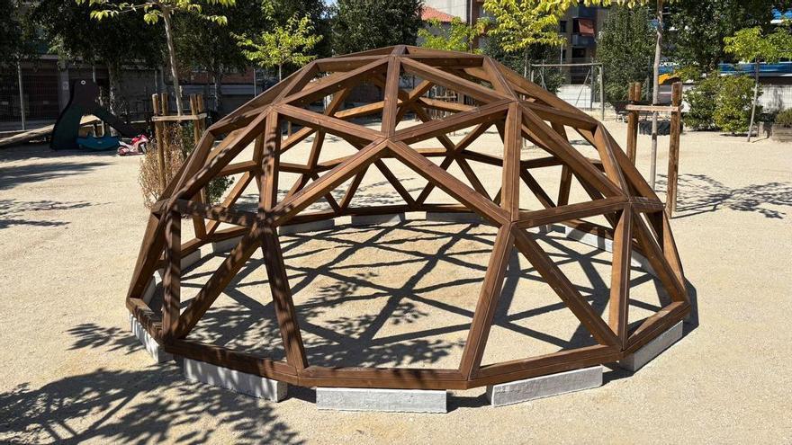 L'enverdiment del pati de la Renaixença, una de les principals obres de manteniment i millora a les escoles de Manresa