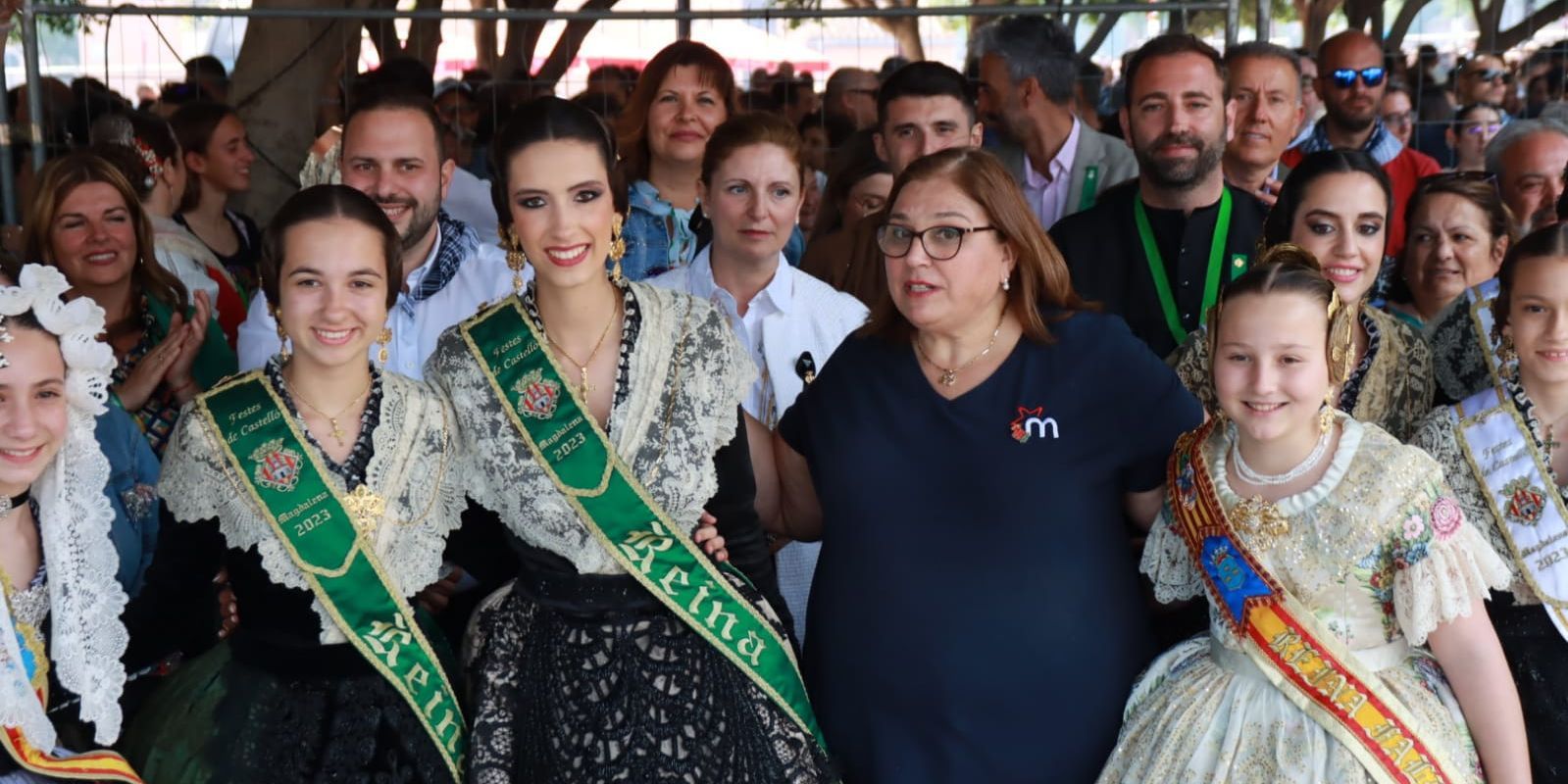 Reyes Martí, junto a las reinas de las fiestas de la Magdalena en los momentos previos a la mascletà.