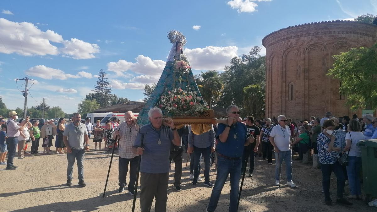 Hermanos de la cofradía portan a hombros a la Virgen de la Guía en la procesión