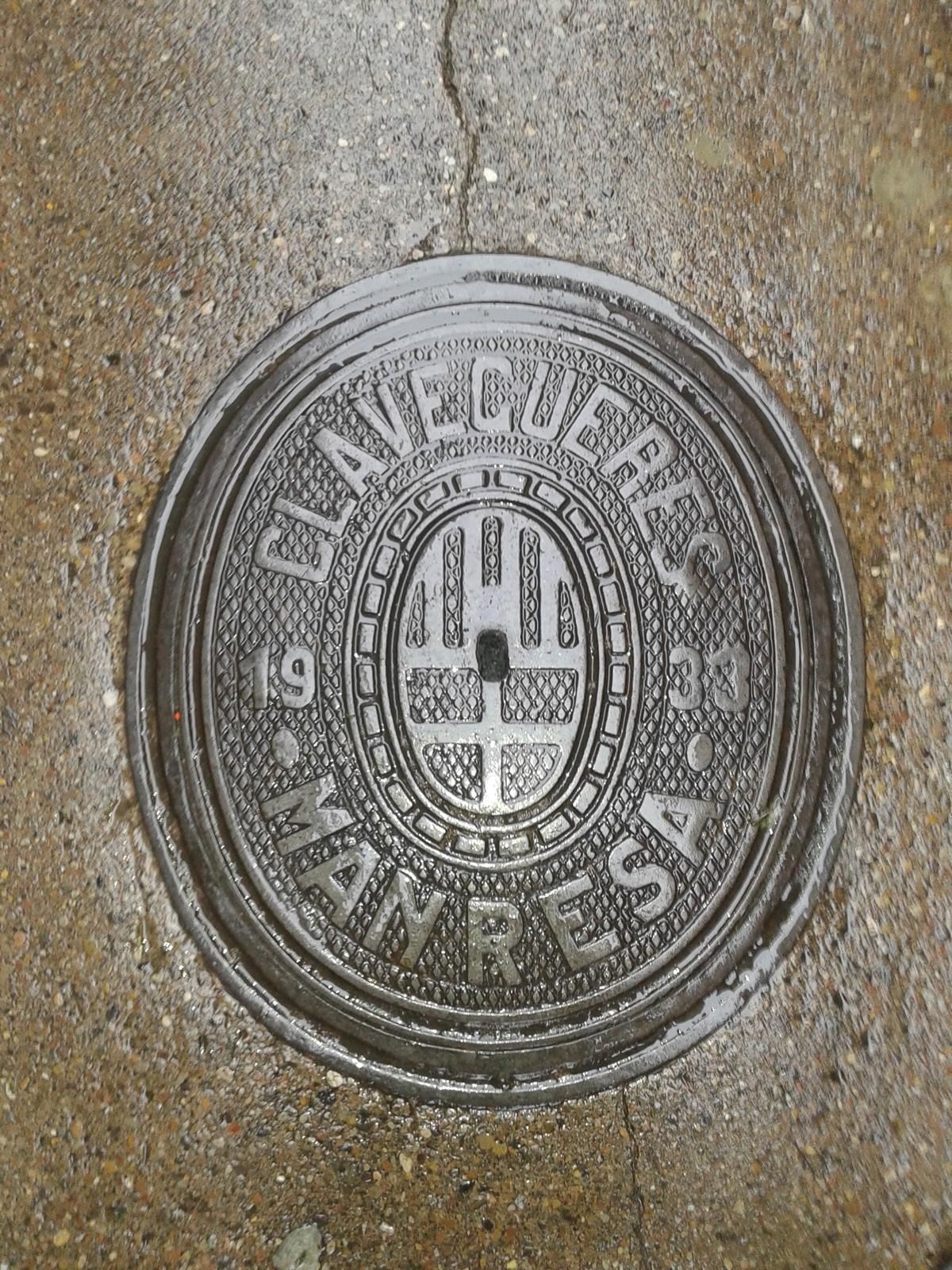 La tapa de claveguera del carrer de Santa Maria, del 1933 i en català
