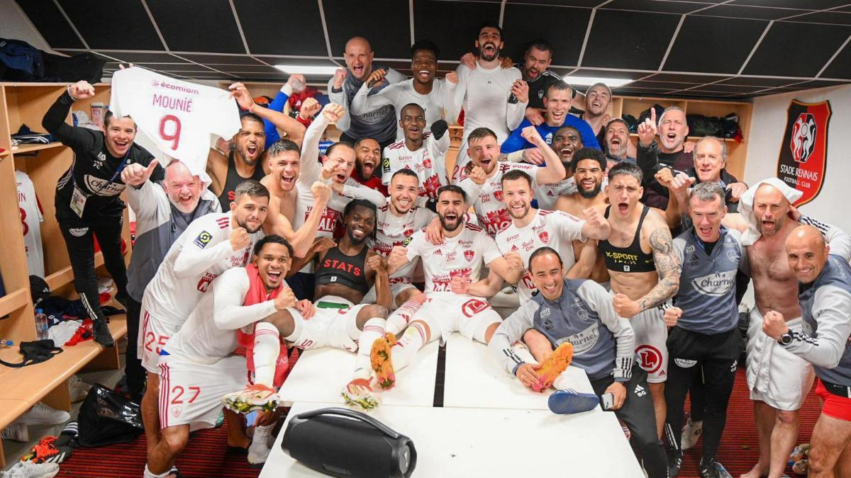 La plantilla y el cuerpo técnico celebran la épica victoria al Rennes y la consecuente clasificación europea