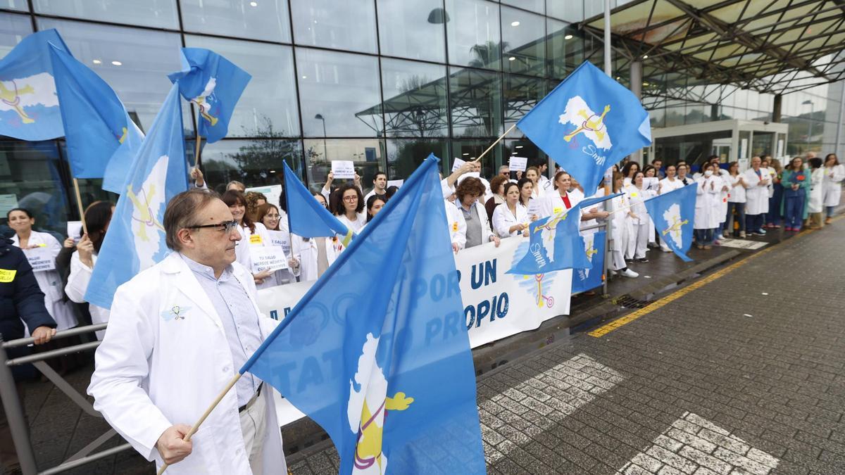 Concentración, este viernes, ante el Hospital San Agustín de Avilés, de los médicos.