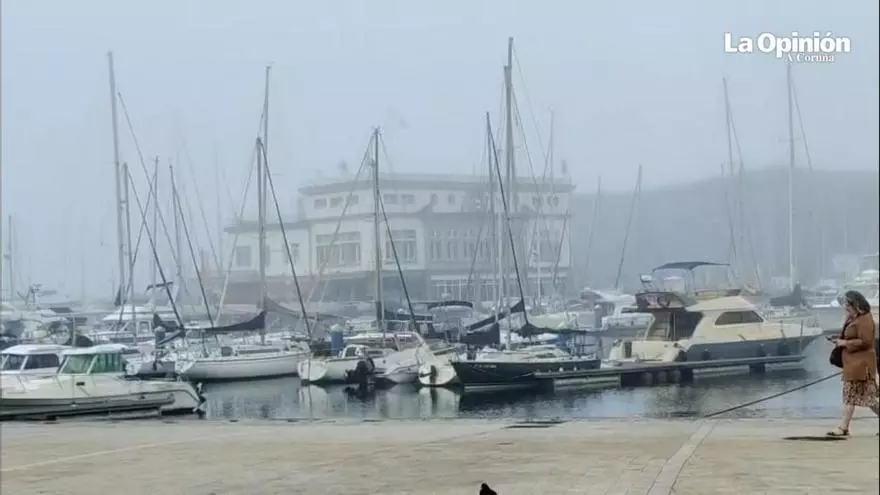 Con el horizonte desaparecido entre la niebla: así amaneció A Coruña este jueves