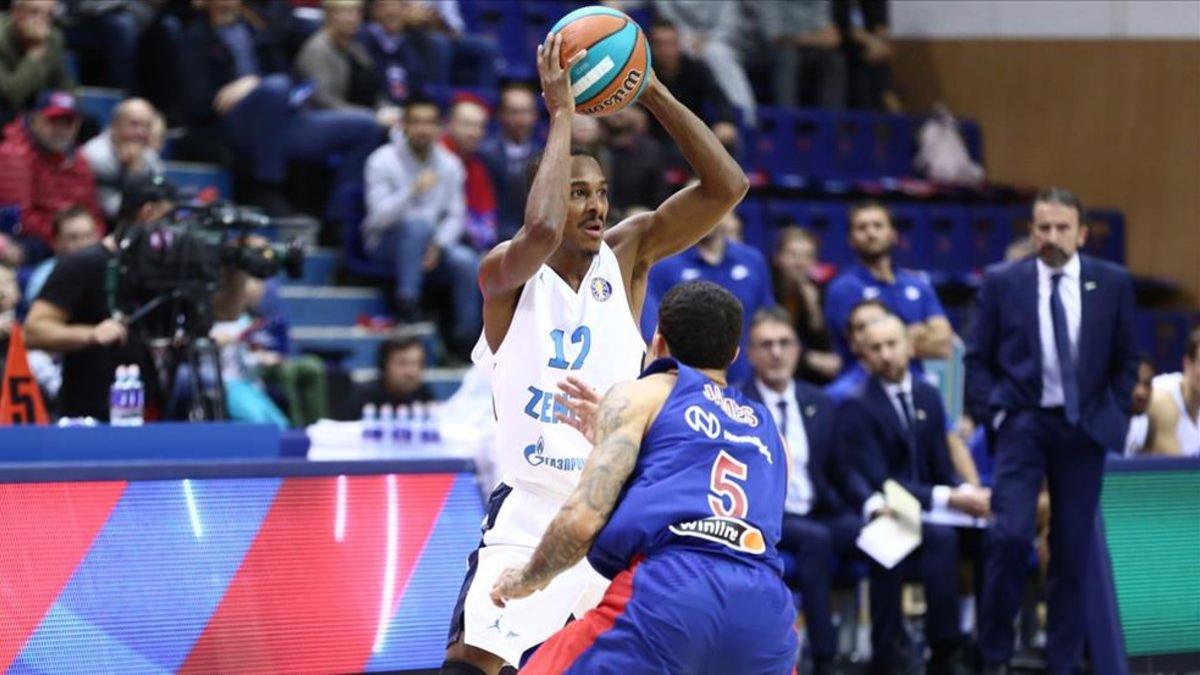 Alex Renfroe ataca a Mike James en el CSKA-Zenit con Plaza al fondo