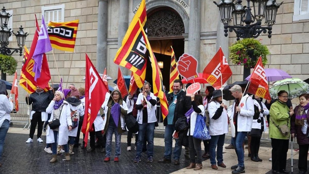 Protesta en Barcelona de trabajadores y usuarios de todos los sectores de la sanidad