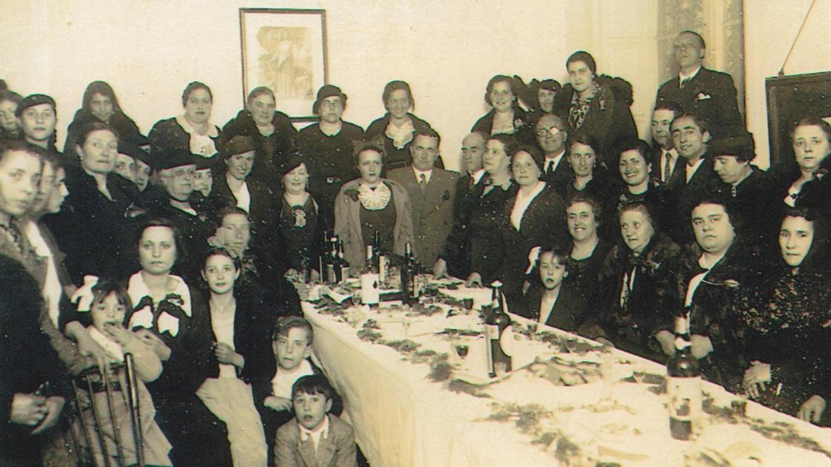 Homenaxe a Juana Capdevielle, primeira bibliotecaria nunha universidade española, asasinada o 18 de agosto en Galicia polos golpistas franquistas estando embarazada.