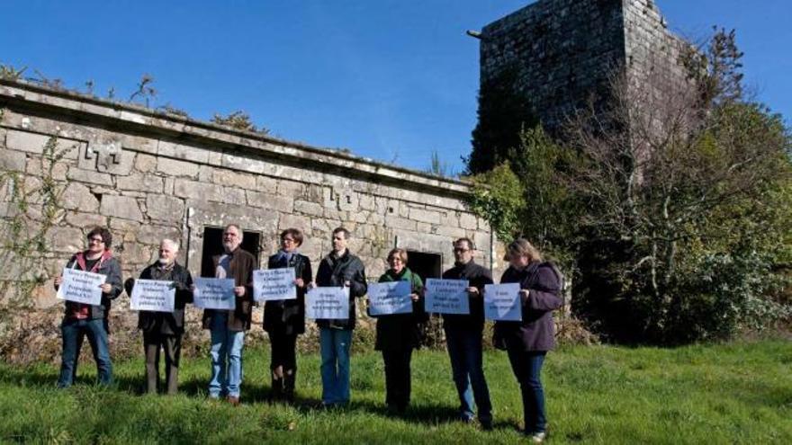 Integrantes del BNG, ayer, con carteles ante la torre y el pazo de Guimarei reclamando que sea bien público.  // Bernabé/Cris M.V.