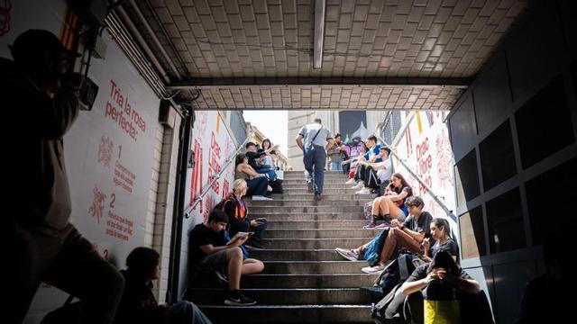 Usuaris del metro a l’estació Espanya de l’L1 el dia de l’apagada.  | MARC ASENSIO CLUPÉS