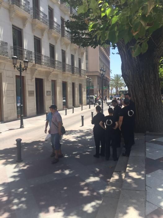 El humo sale por las ventanas del edificio