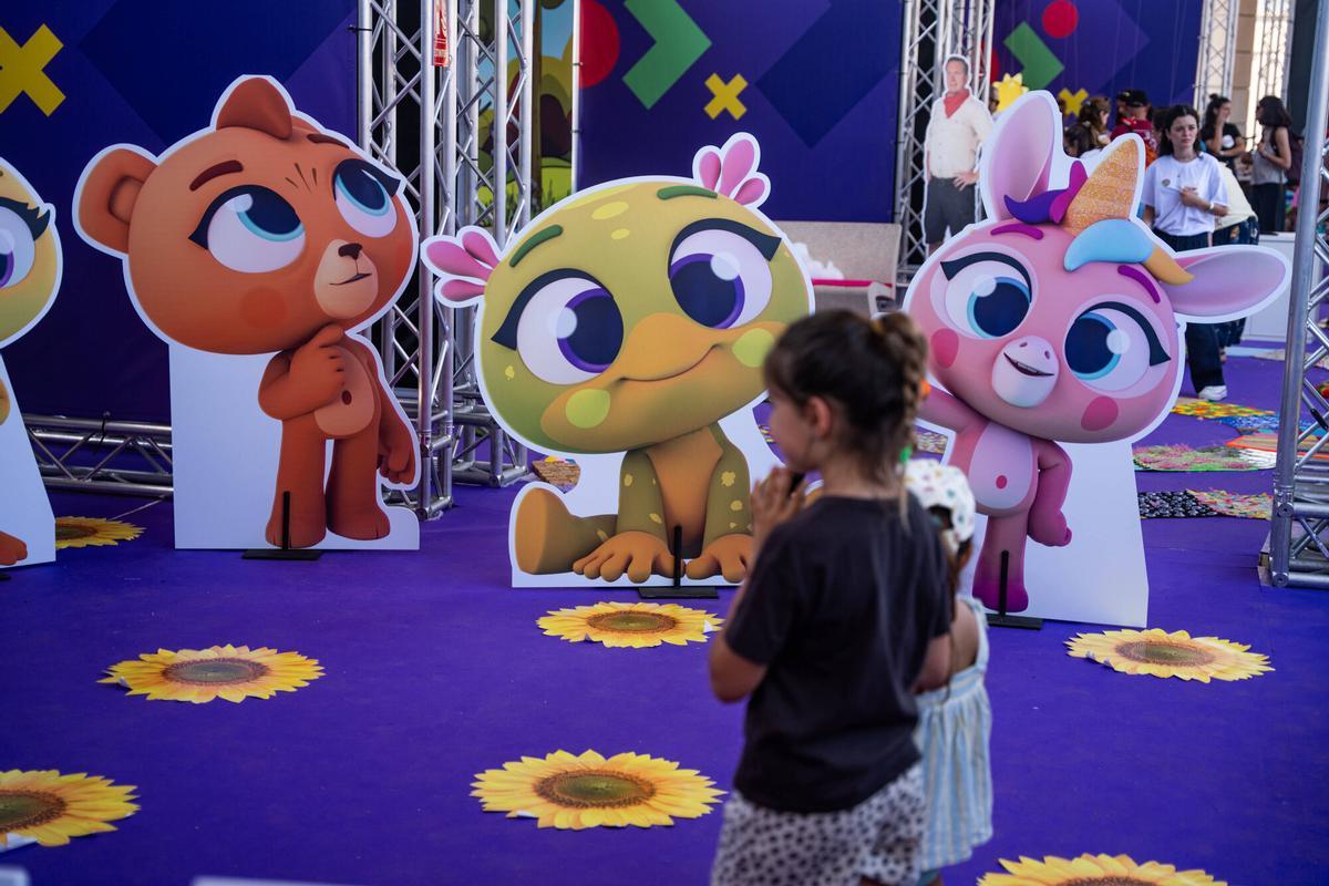 Este fin de semana, 30 y 31 de mayo, la Anella Olímpica de Montjuïc acoge la iniciativa ‘3Cat en Viu’, la gran fiesta de la tele pública catalana para acercar sus programas a la audiencia. Cinco escenarios llenarán más de 25.000 metros cuadrados, de 10.00 a 18.00 horas, para ofrecer actividades y espectáculos en directo.