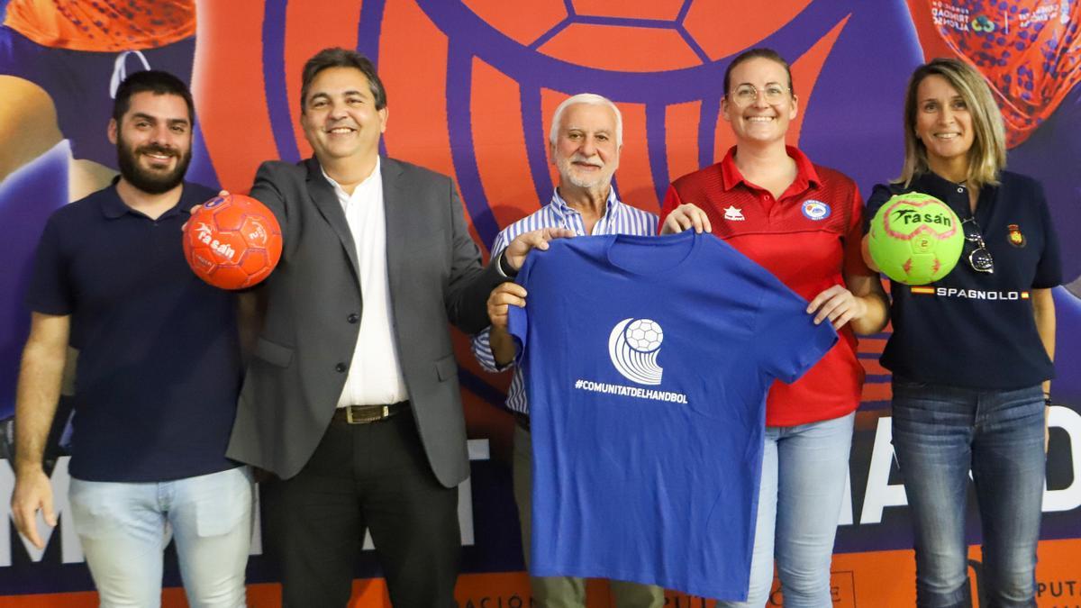 Presentación en Altea del CESA'23:  Pere Barber, concejal de deportes de Altea; Pedro Fuertes, presidente de la FBMCV; Jaume Llinares, alcalde de Altea ; Selina Krijt, presidenta del CE Villa Blanca Altea y Xelo González, concejal de deportes de Altea.