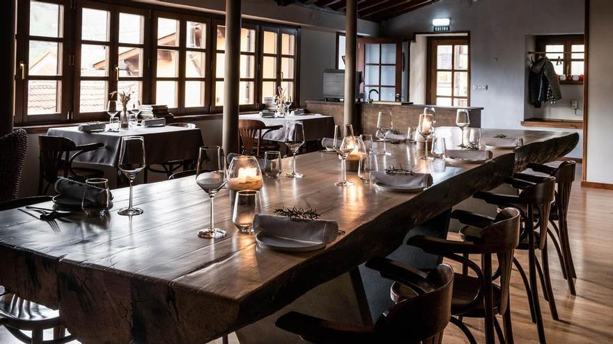 El restaurante asturiano en una aldea de 20 habitantes que solo cocina productos comprados «a 20 kilómetros a la redonda» y que recomienda la guía Michelin: «Te sorprenderá»