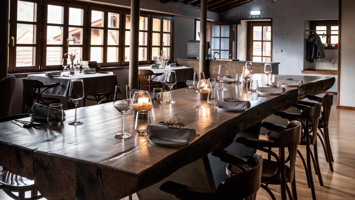 El restaurante asturiano en una aldea de 20 habitantes que solo cocina productos comprados "a 20 kilómetros a la redonda" y que recomienda la guía Michelin: "Te sorprenderá"