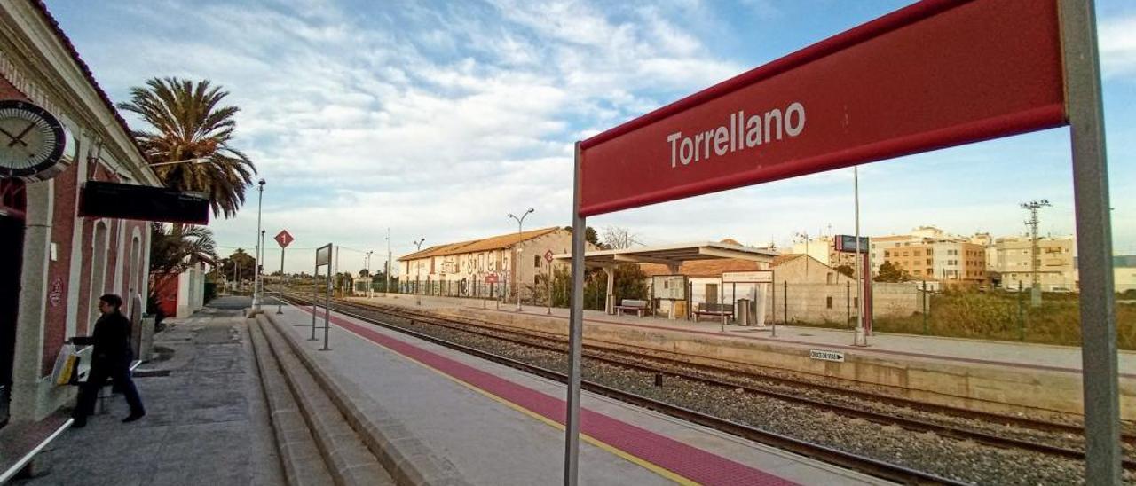 La veterana estación de tren de Torrellano, que permite enlazar la pedanía con Alicante, Orihuela o Murcia, entre otras localidades.