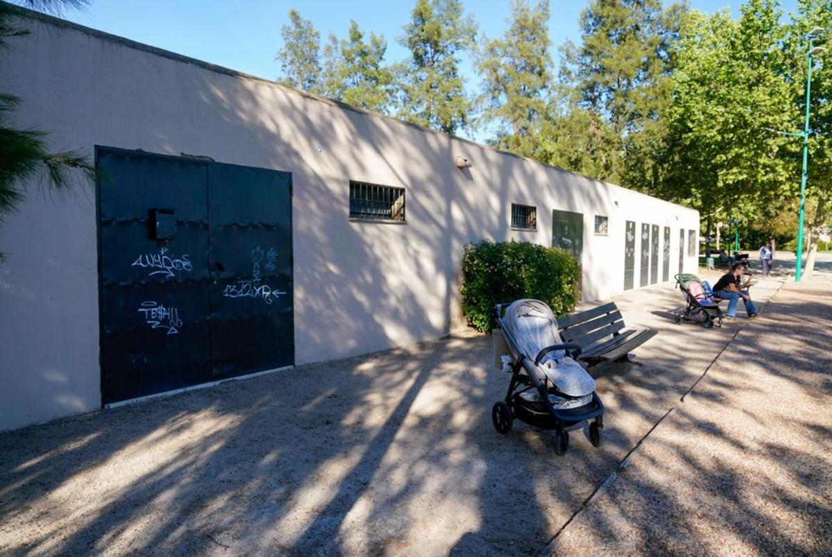 Los aseos públicos del Parque Padre Pacífico, cerrados al público.