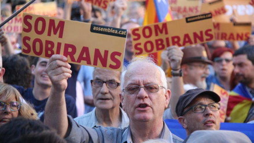 Manifestants davant de la felegació del Govern.