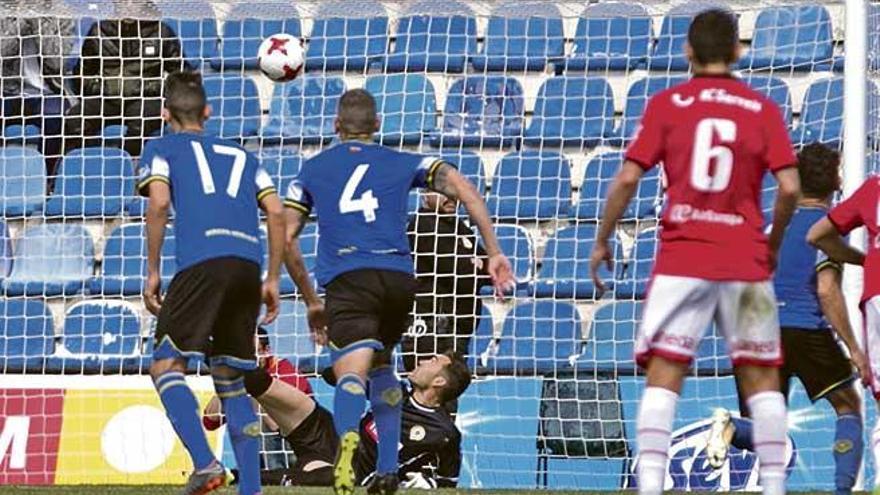 Faurlín (6) observa el gol de penalti de Lago al Hércules en el minuto 88, que significó el empate.