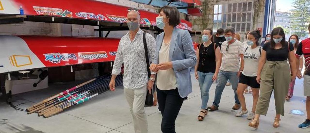 Félix Juncal y Ana Pontón en una visita de ambos a la nave de Pescadoira. |   // SANTOS ÁLVAREZ