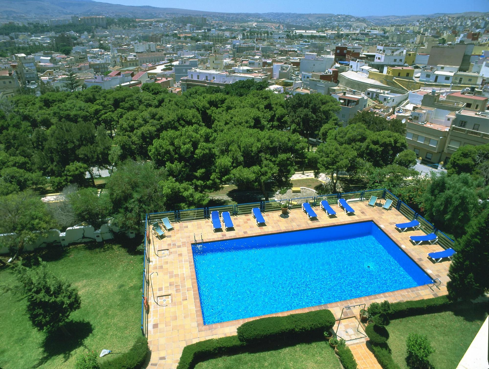 El Parador de Melilla posee una piscina para refrescarse después de un día de excursiones.