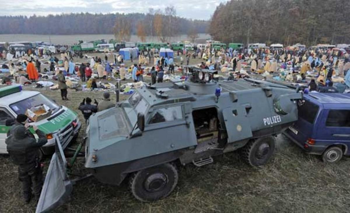 Centenars d’activistes antinuclears es desperten en un camp de detenció temporal a Harlingen, al nord d’Alemanya. La policia alemanya els va arrestar després que bloquegessin unes vies de tren per aturar un ferrocarril que es desplaçava des de França fins a un magatzem nuclear a Gorleben (Alemanya).