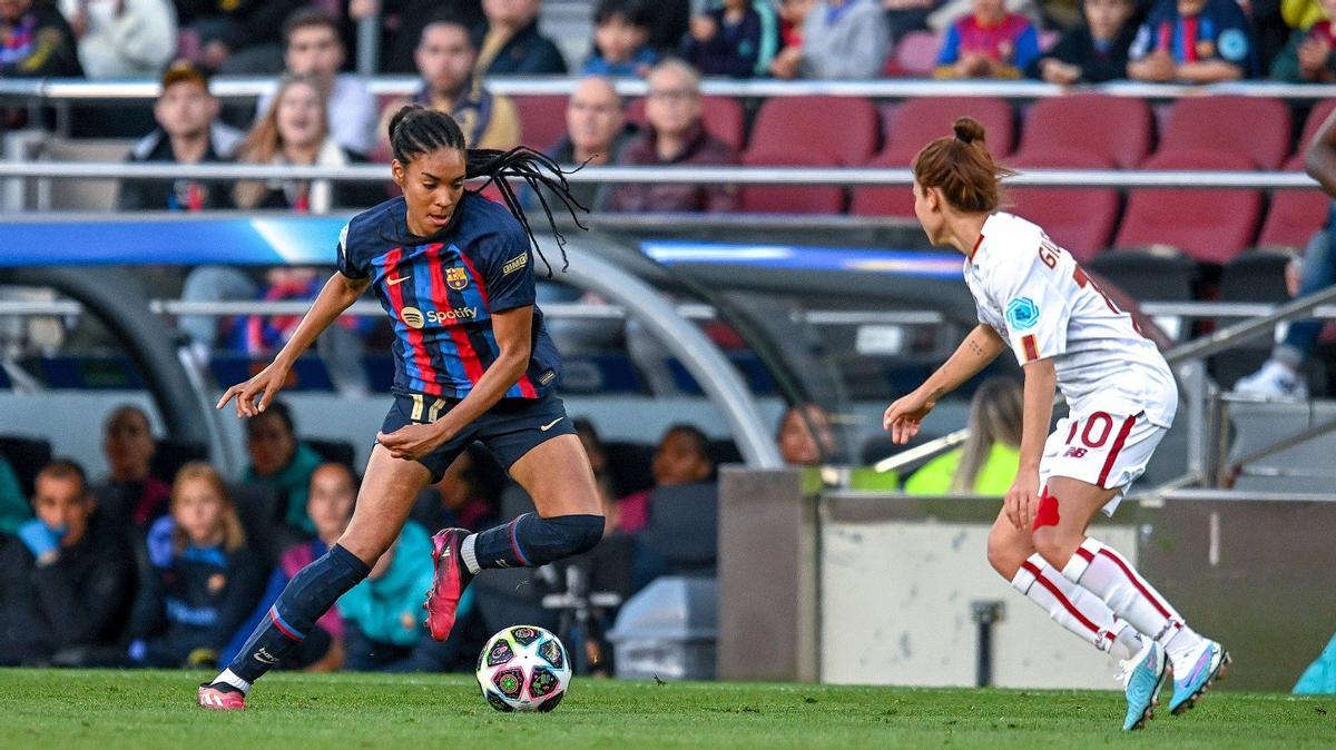 Salma Paralluelo inicia una jugada de ataque ante Giugliano, la jugadora de la Roma, en el Camp Nou.